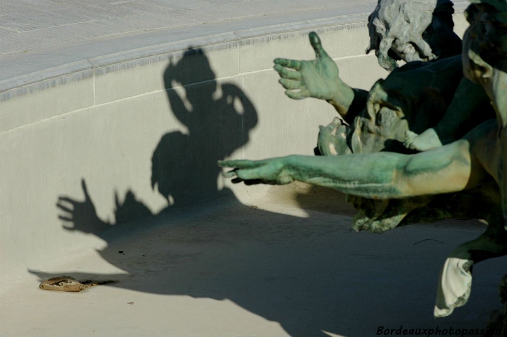 Fontaine du monument au Girondins en hiver.