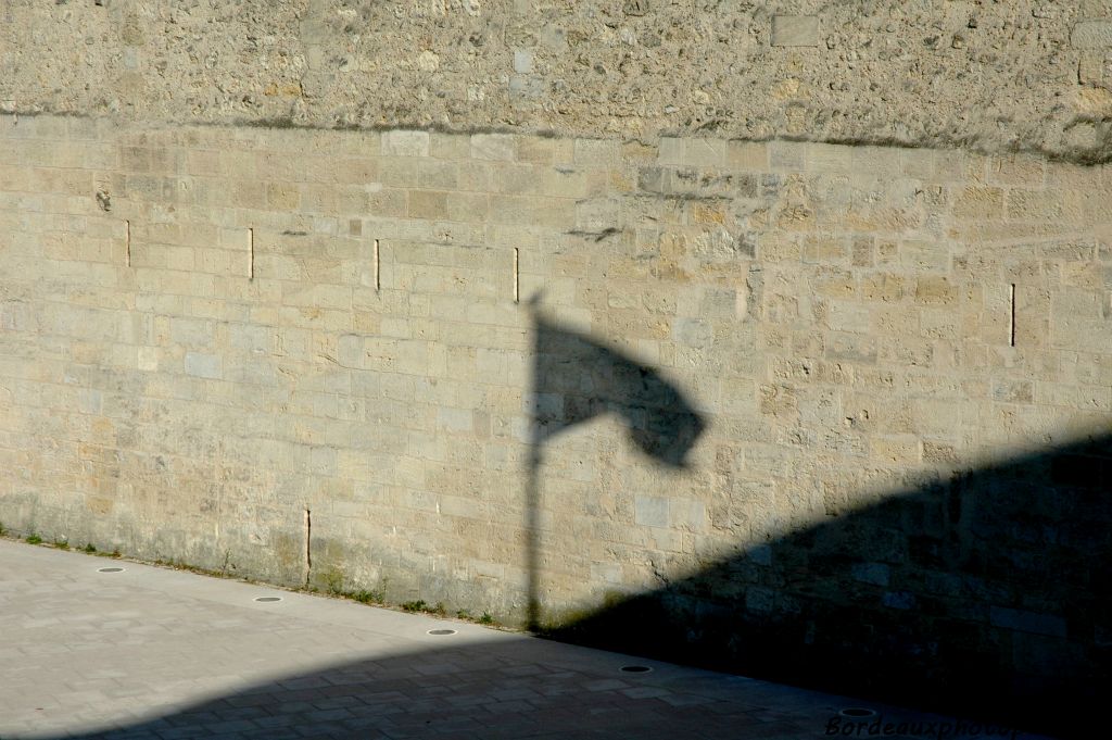 Drapeau du Tribunal de Grande Instance sur le mur de l'ancien fort du Hâ.