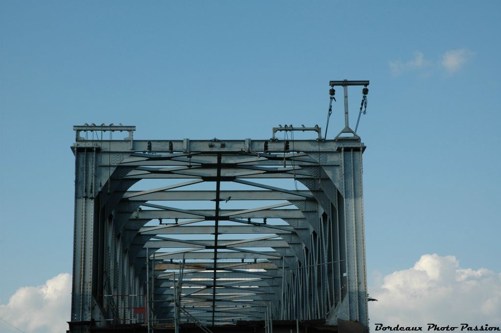 Le tunnel d'acier mis au point par Gustave Eiffel doit laisser la place à un nouveau pont ferroviaire plus large plus moderne.