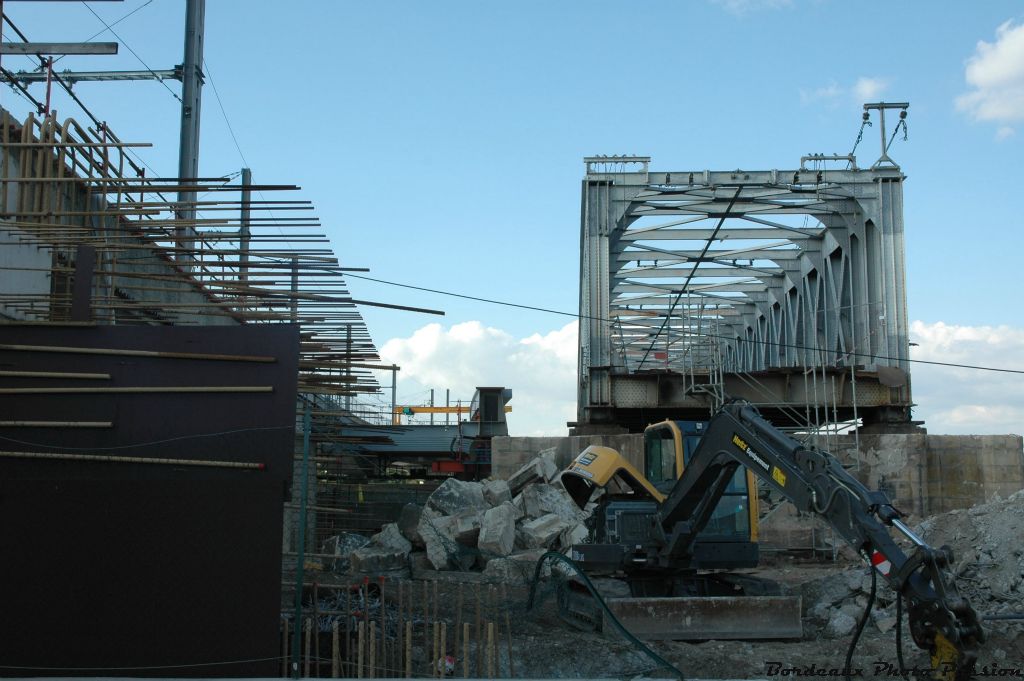 Le nouveau pont doit légèrement s'incurver et passer sur le bout de la passerelle c'est à dire la partie qui est encore sur la berge de la rive droite.