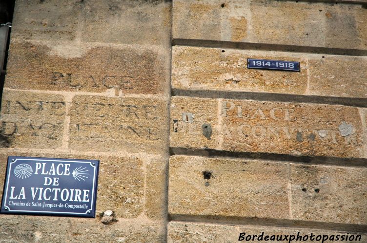 Il suffit de lever les yeux pour voir les traces de l'histoire. La place prit le nom de place de la Convention sous la Révolution.