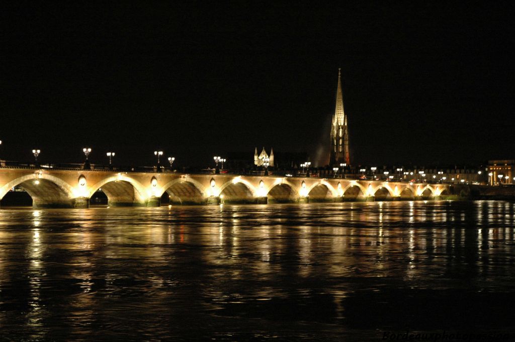 De nuit comme de jour, les voyageurs arrivant par le pont de pierre ne peuvent pas manquer la porte de Bourgogne.