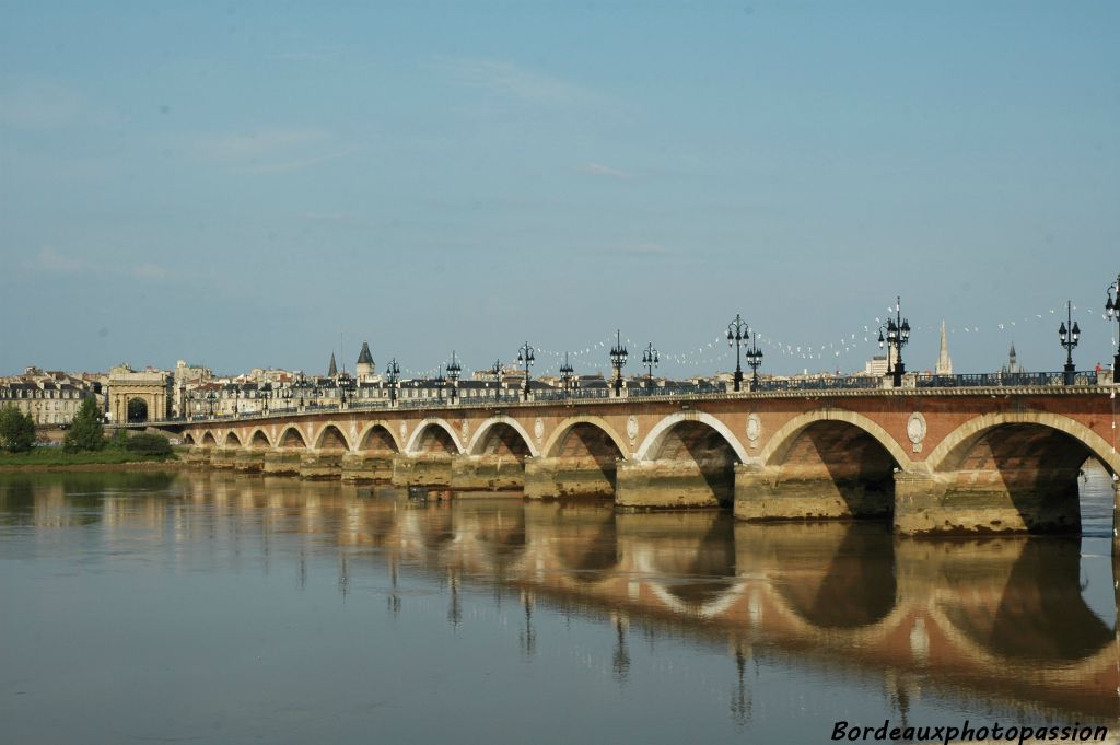 Autrefois c'était la route de Paris qui arrivait jusqu'au pont construit en 1822 bien après la construction de la porte de Bourgogne.
