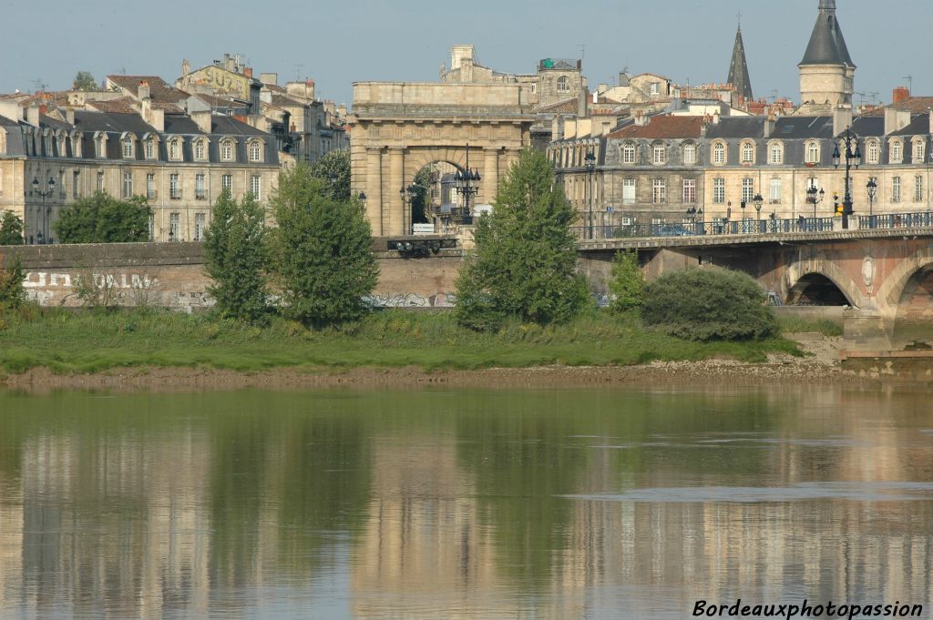 C'est l'intendant Tourny qui posa la première pierre en 1751. La porte fut terminée en 1755.