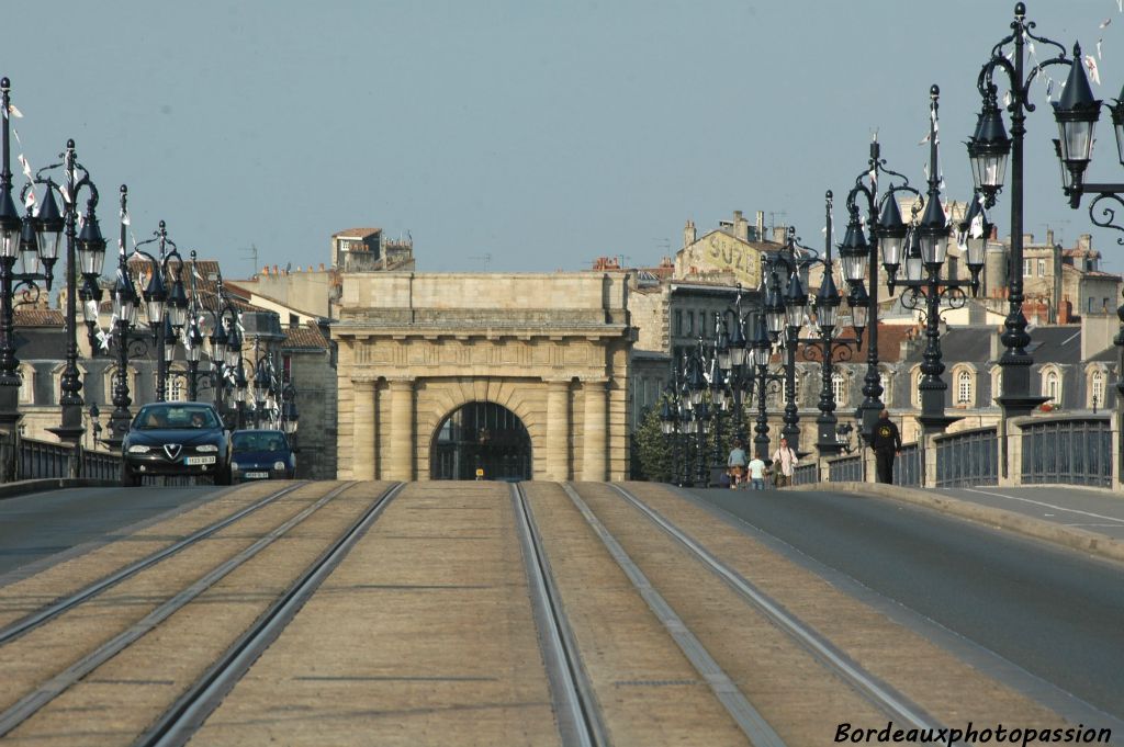  Si elle paraît bien engoncée, c'est qu'à la construction du pont de pierre, la place sur laquelle elle se dressait a dû être surélevée.