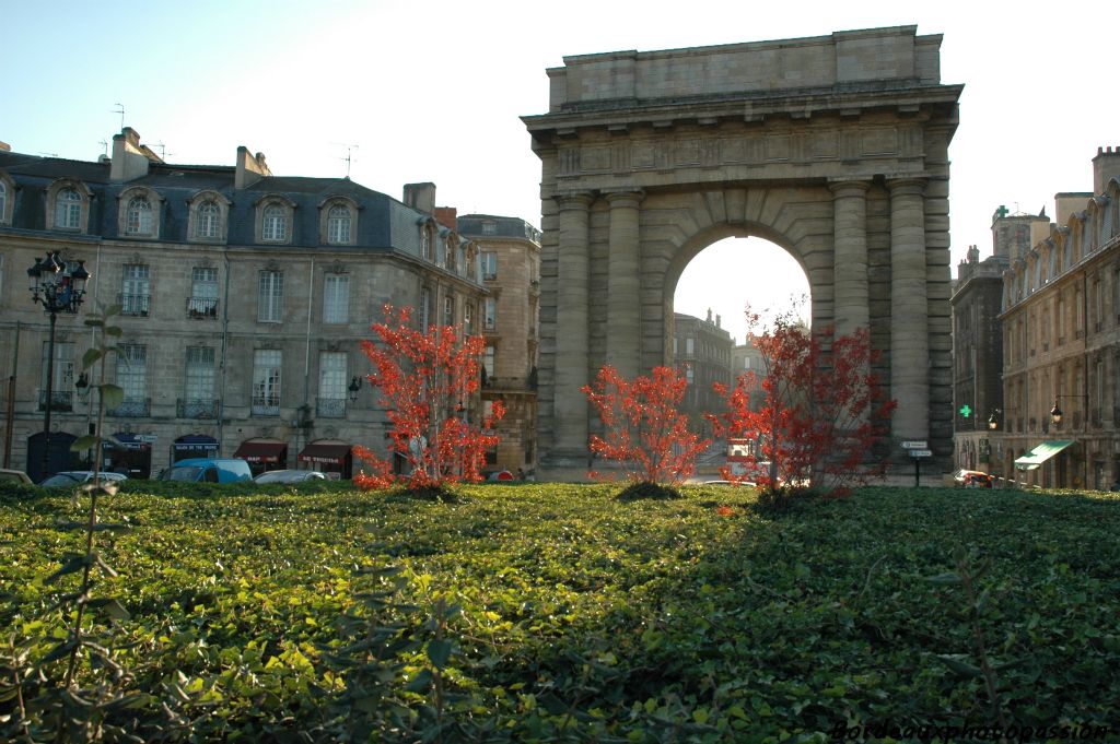 Cette porte monumentale fut dédiée au duc de Bourgogne, nouveau-né du Dauphin. Elle s'est aussi appelée porte des Salinières. C'est d'ailleurs le nom qu'utilisent encore de nos jours de vieux Bordelais.