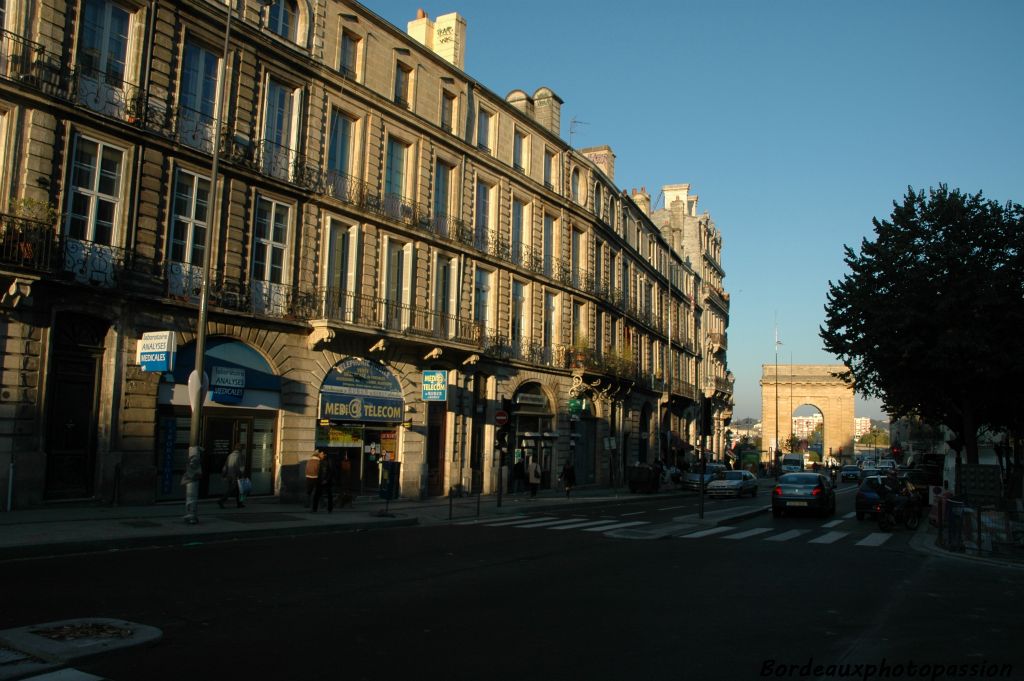 Située au bout du cours Victor Hugo (ancien fossé des Salinières), elle était autrefois l'entrée officielle de la ville.