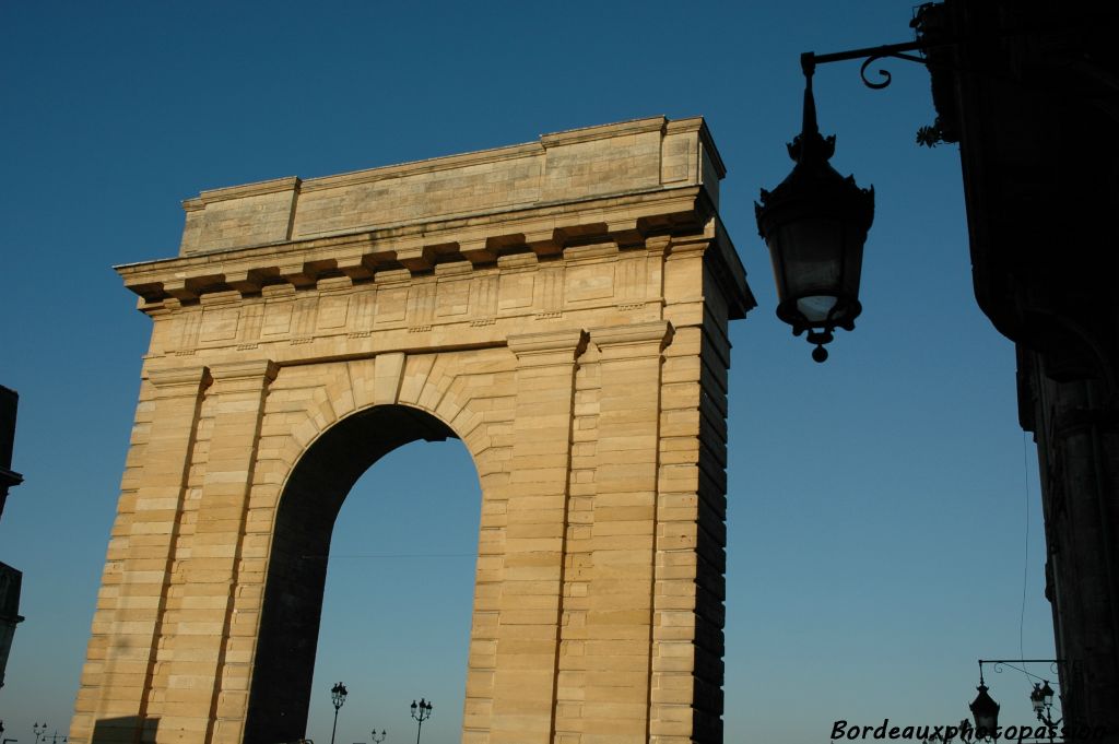 Elle a remplacé la porte médiévale des Salinières. Jusqu'à La Révolution, les portes avaient un rôle fiscal. On prélevait l'octroi sur certaines denrées. En 1807, on a démoli deux petites portes latérales (édicules)  qui reliaient l'imposante porte aux bâtiments uniformes de la façade des quais.