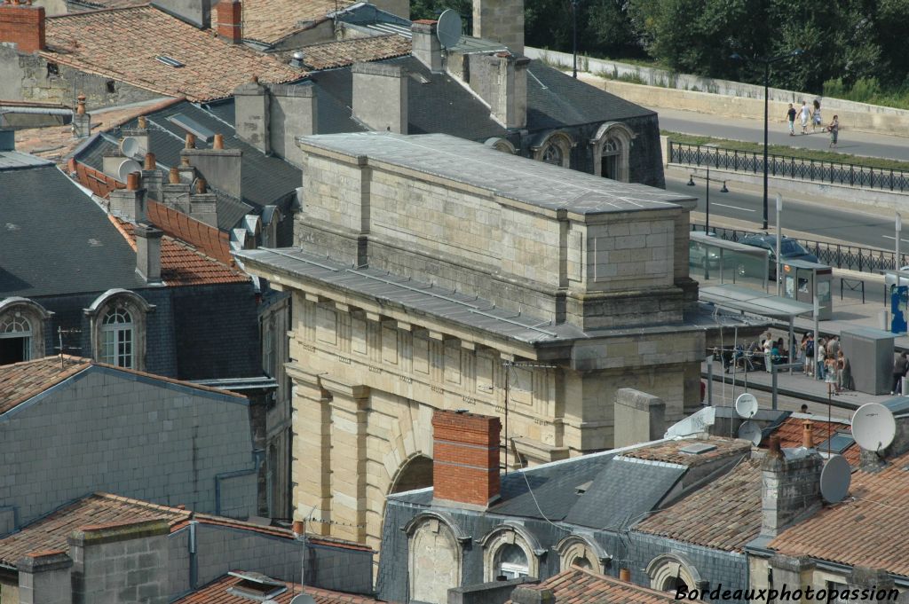 Décorée par Francin, il était prévu des décorations à son sommet mais le poids aurait mis en danger l'édifice.