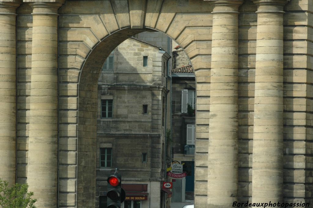 Deux paires de colonnes d'ordre dorique se détachent de part et d'autre de l'arche.