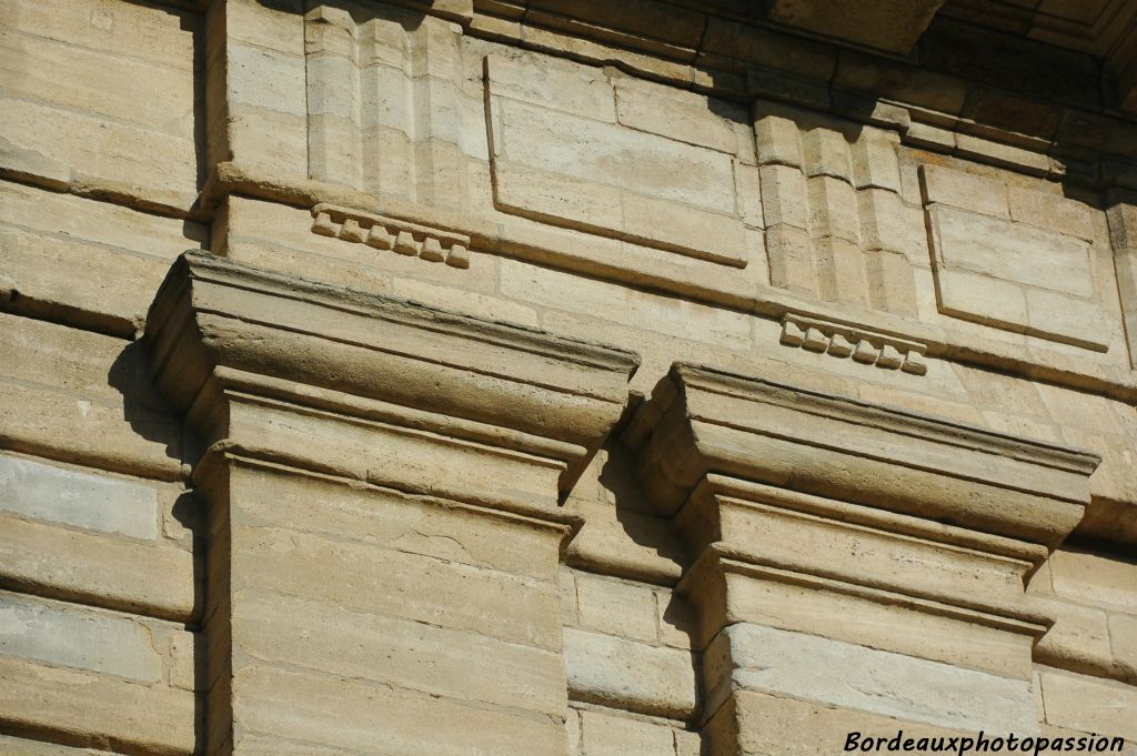 Pour la venue de l'empereur en 1808 à Bordeaux, la porte prit le nom de Napoléon.