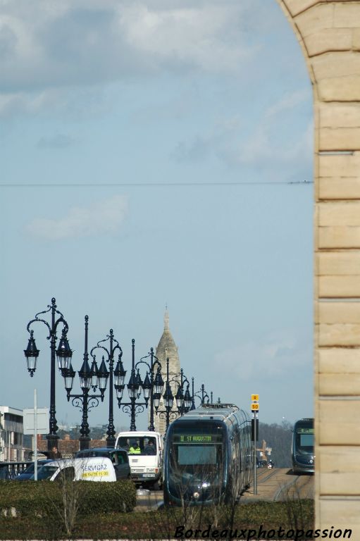 La porte de Bourgogne a les pieds sur la place Bir-Hakeim mais regarde le quartier de la Bastide...