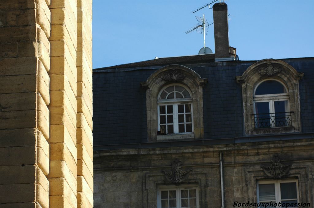 La blondeur de la pierre au soleil couchant, contraste avec le gris des bâtiments du XVIIIe tout proches.