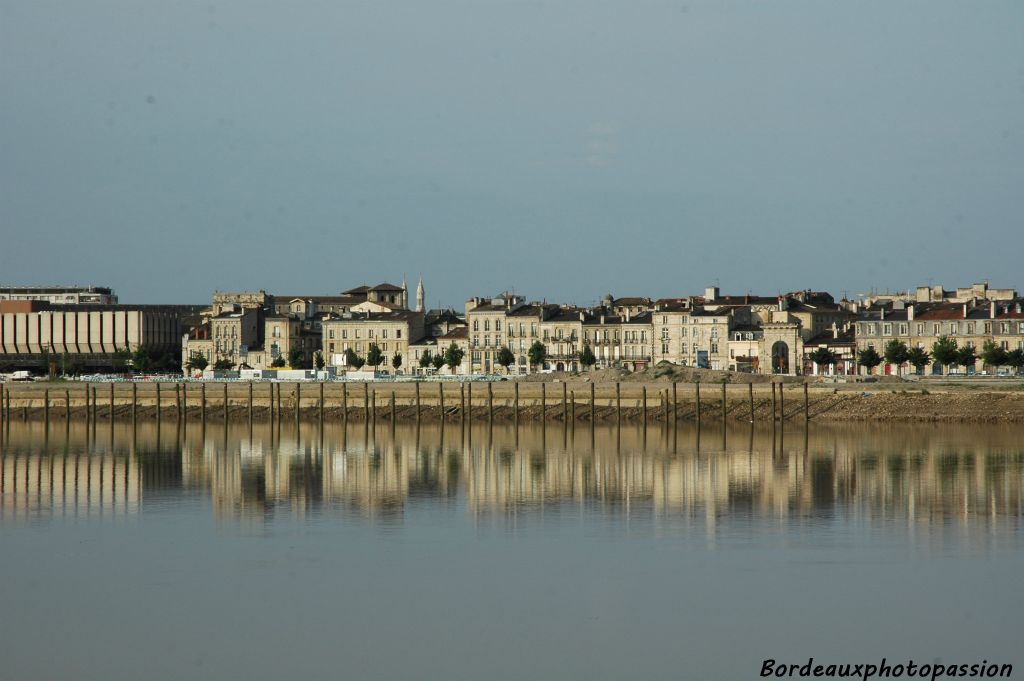 Toujours sur la rive gauche, l'architecte André Portier construit, à la place des portes fortifiées de la vieille ville, des arcs de triomphe majestueux comme la porte de la Monnaie.