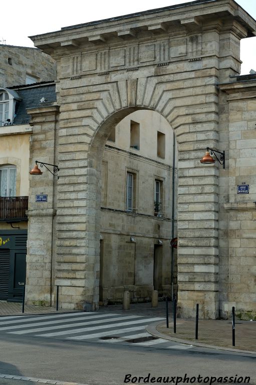 Ce fut la dernière création de l'intendant Tourny. Confiée à l'architecte Alary cette porte est de dimensions modestes.