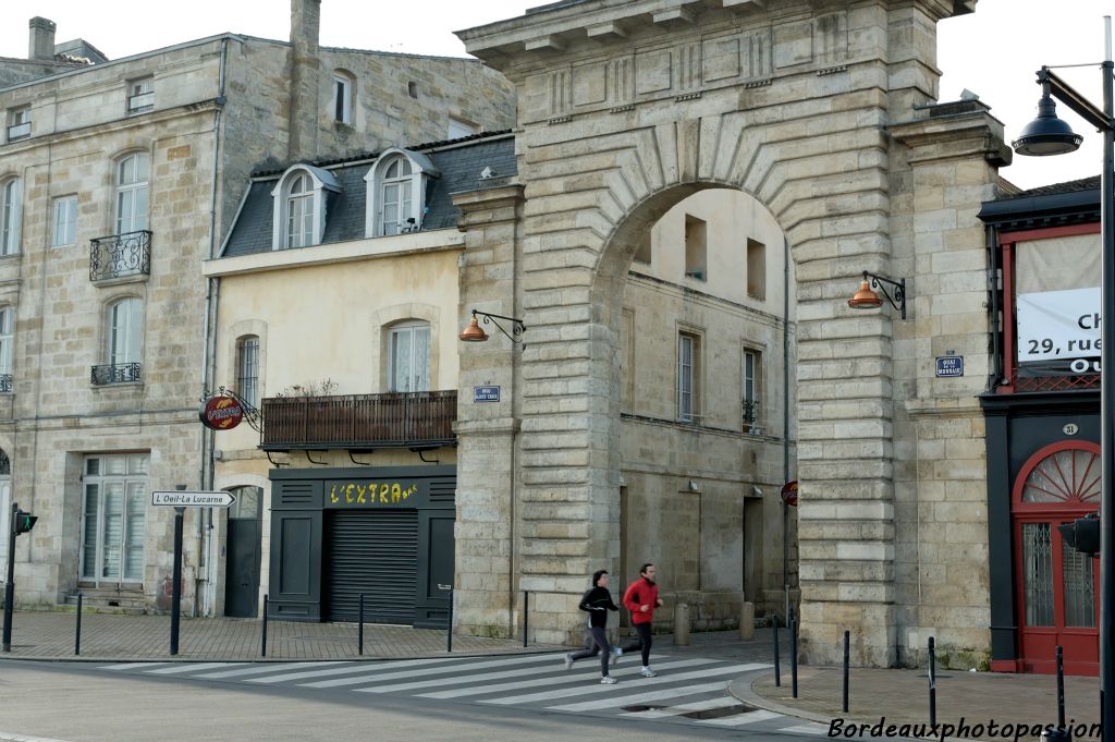 On peut l'apercevoir rapidement lorsqu'on se dirige vers la gare Saint-Jean depuis le pont de pierre par exemple.