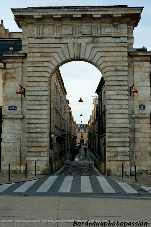 Elle ouvre sur la rue porte de la Monnaie vers le quartier Saint-Michel.