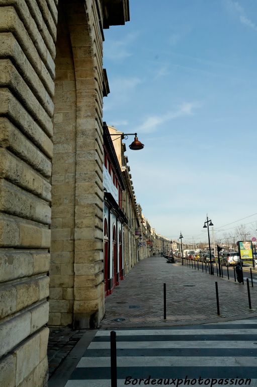 En longeant le quai Sainte-Croix jusqu'à la place Bir Hakeim, le promeneur retrouve la porte de Bourgogne.