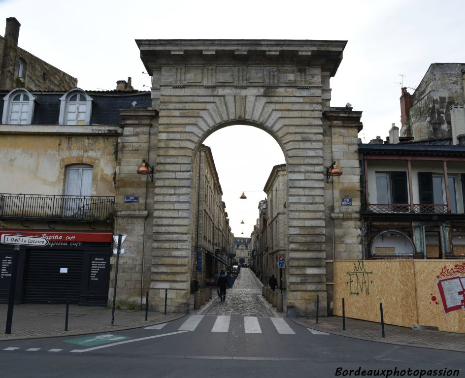 Tout au fond de la rue porte de la Monnaie, se dresse l'ancienne maison de la Monnaie.