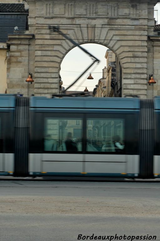 Le tramway de la ligne C passe à ses pieds.