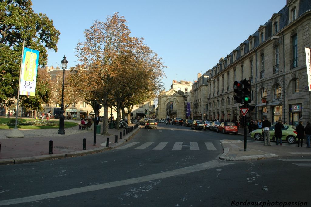 Dès 1746, l'intendant Tourny décide de créer une nouvelle place entourée d'immeubles  aux façades identiques, la place Dauphine actuellement place Gambetta. Il remplaça les anciennes portes médiévales de la ville par des portes décorées comme la porte Dijeaux. 