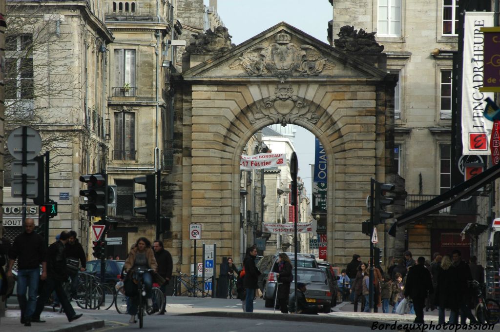 Démolie en 1744, l'ancienne porte Dijeaux fut remplacée par une porte monumentale en 1750.