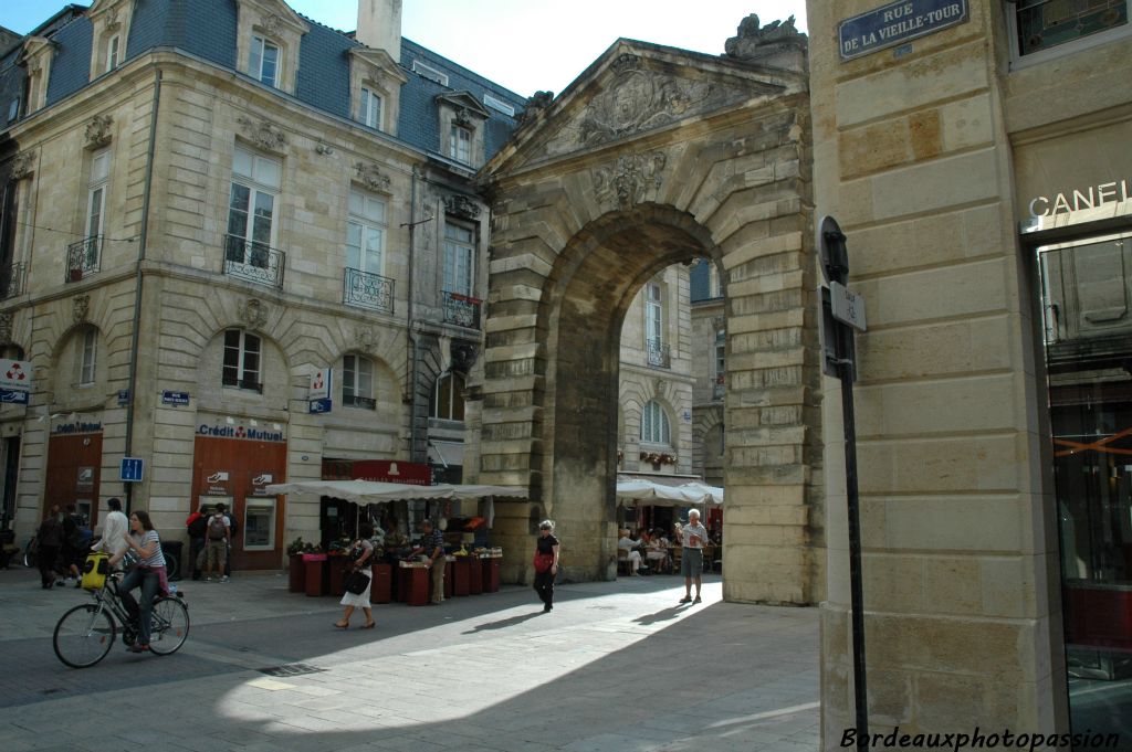 C'est l'architecte Voisin qui fut chargé d'édifier l'arc de triomphe dessiné par Nicolas Portier. La décoration fut confiée au sculpteur Francin. Les guichets latéraux ont été démolis et on retrouve la petite place qui précédait toujours les portes du XVIIIe.
