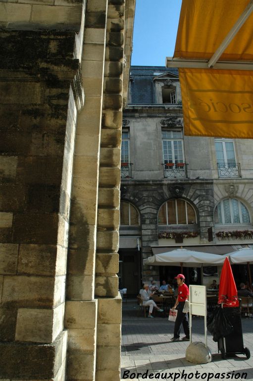 La porte donnait vers le faubourg Saint-Seurin plus marécageux que le côté ville. Un affaissement de terrain transforma la porte en tour de Pise.