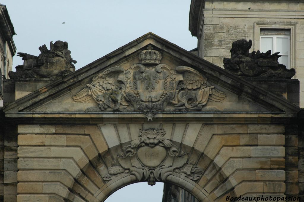 La partie orientée ouest et tournant le dos à la ville, porte les symboles de la royauté ainsi que la date de création de la porte.