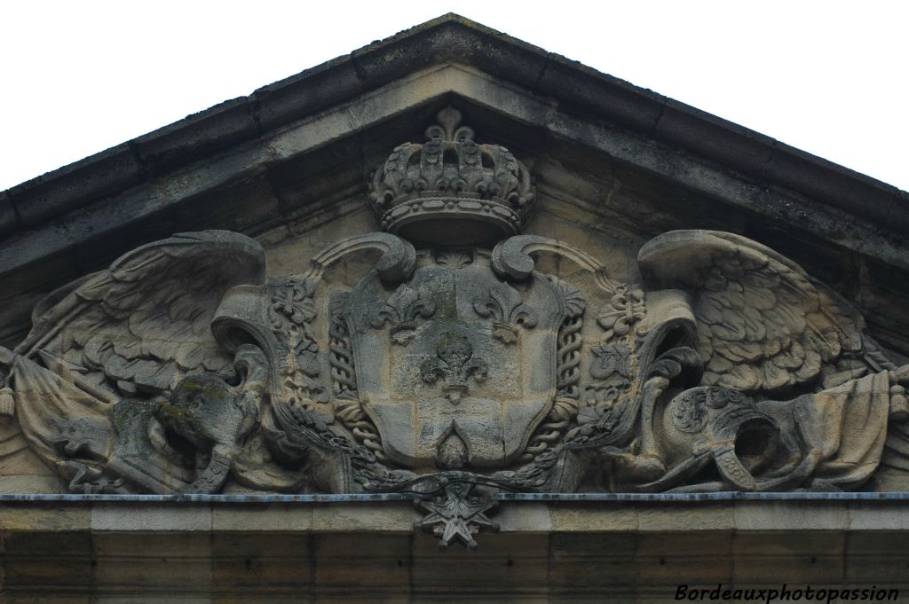 La couronne royale et les fleurs de lys, symboles de la royauté sont exposés vers la place.