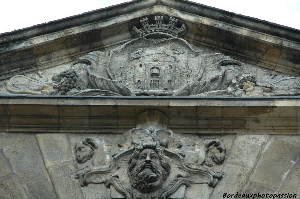 L'origine de Dijeaux viendrait d'une déformation gascone de Jupiter (Jovis) dont un temple existait à proximité. Ou bien de l'anglais "jews" juifs. La porte étant au carrefour de trois grands quartiers juifs (la rue Judaïque n'est pas très loin). Le passant peut demander son avis à Neptune.