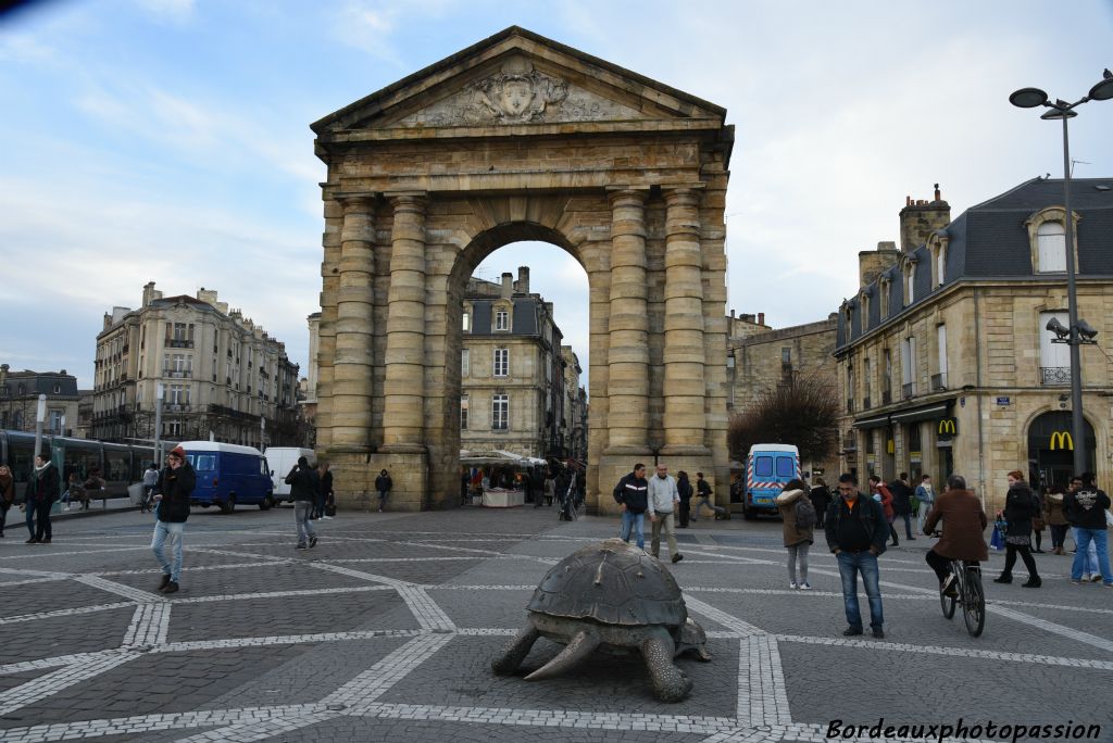 La porte d'Aquitaine a été bâtie en pierre de Saint-Macaire qui possède la propriété de durcir et de se colorer en restant à l'air.