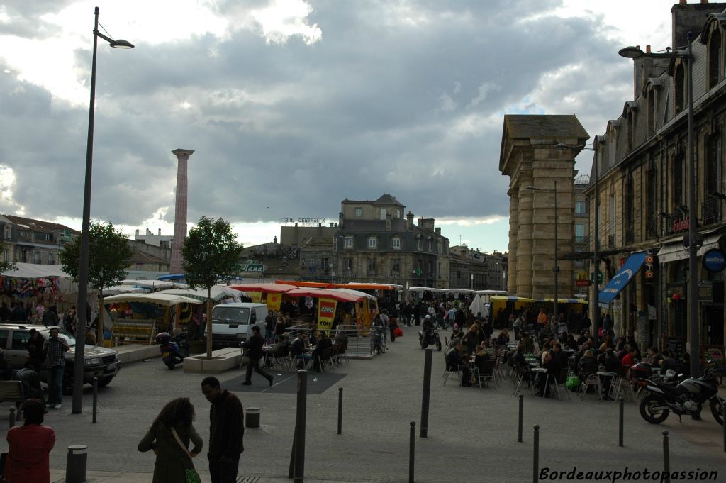 La place de la Victoire est certainement une des places les plus vivantes de Bordeaux. Assaillie par les étudiants dès le jeudi soir, elle peut accueillir de nombreuses manifestations comme ici une braderie au mois de  février.