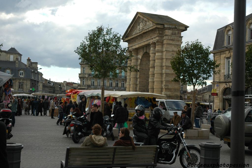 Comme la plupart des portes construites au XVIIIe, la porte d'Aquitaine s'élève au milieu d'une place plus vaste extérieure (place de la Victoire)  et d'une place intérieure aux dimensions plus modestes (côté rue Sainte-Catherine)