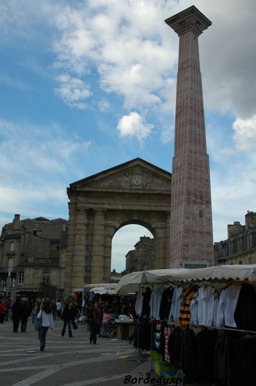 La colonne de marbre rose de 16 m de haut d'Ivan Theimer se situe à l'intersection de deux axes importants de Bordeaux : la rue Sainte-Catherine et l'axe des cours de la Marne et Aristide-Briand.