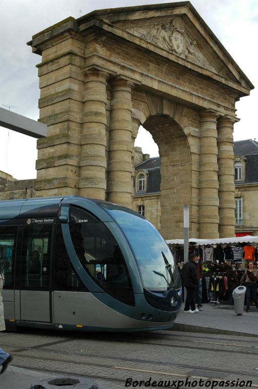 Si Bordeaux garde beaucoup de traces de son passé, la ville évolue et le tramway va bousculer les plans de circulation tout en mettant en valeur les fleurons de son patrimoine.