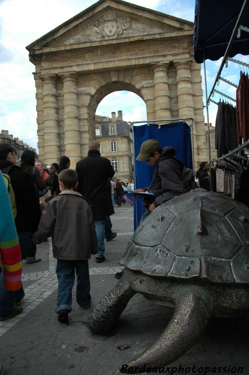 Si la colonne de marbre rose a suscité de vives remarques, les passants et surtout les enfants ont vite adopté les tortues qui vont avec et qui symbolisent la longévité.