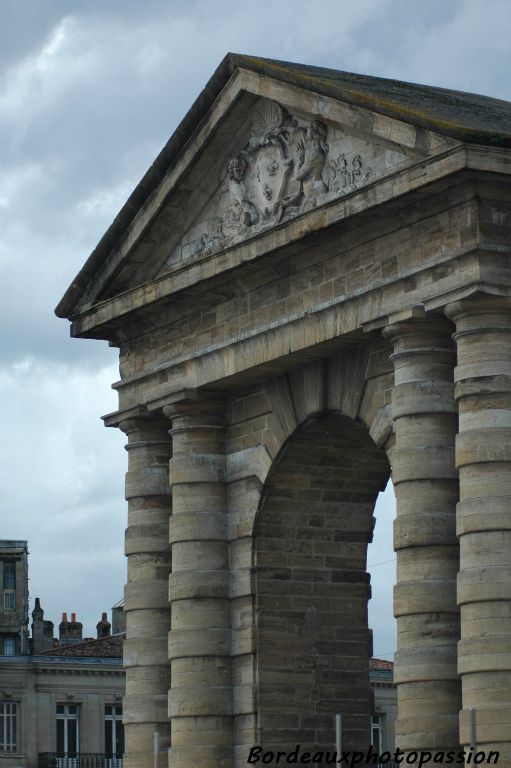 L'arche de la porte d'Aquitaine a laissé passer des milliers de passants souvent étudiants qui quittent la zone commerciale pour aller dans celle des bars et des restaurants.