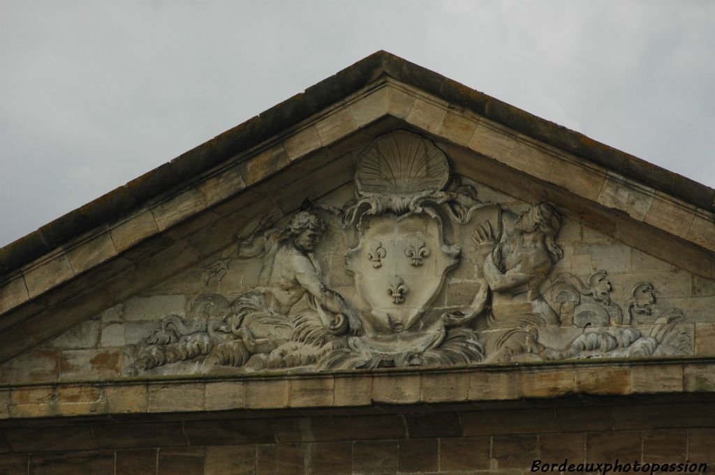 Côté sud sont sculptés les symboles de la royauté.