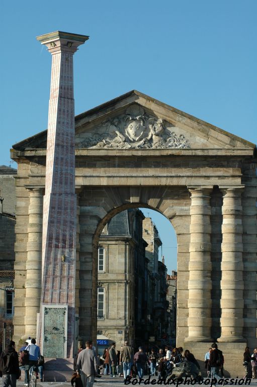 Avec sa colonne de marbre rose, Ivan Theimer a gravé sur ses flancs la fabuleuse histoire du vin, un commerce qui a souvent fait la prospérité de Bordeaux.