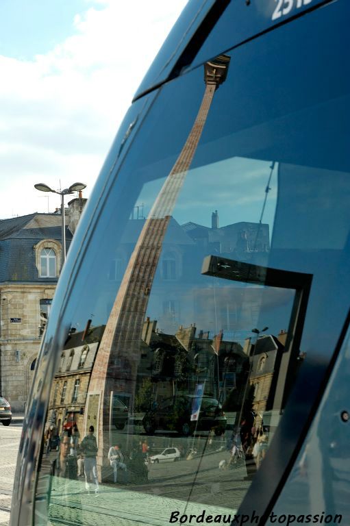 Et si Bordeaux n'était que reflets ? La colonne d'Yvan Theimer sur la place de la Victoire partirait ou arriverait selon le passage des tramways.