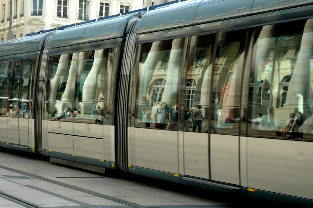 Le Grand-Théâtre aime se voir dans les vitres du tramway.