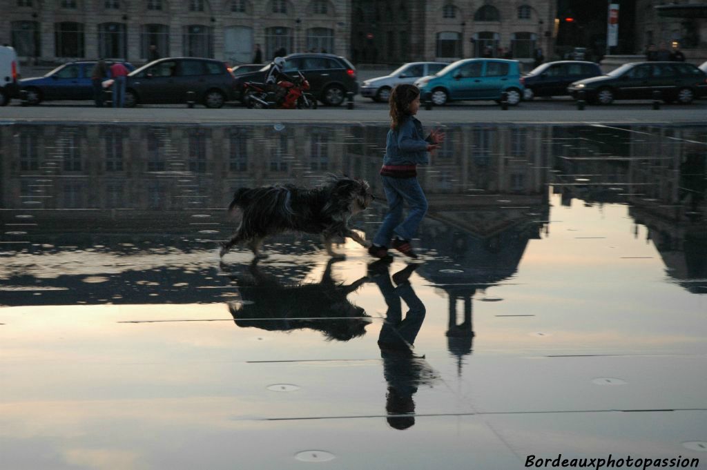 Le miroir est l'objet qui reflète par excellence et celui de la place de la Bourse est le plus grand au monde !