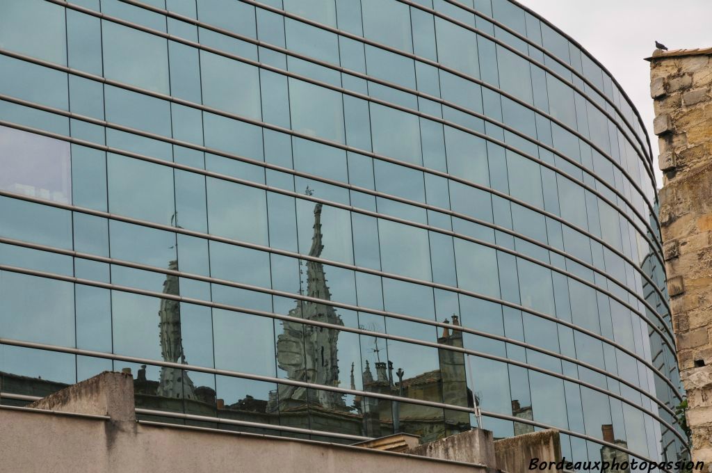 Les flèches de l'église Saint-Louis des Chartrons dans les vitres de la cité mondiale oui c'est possible !