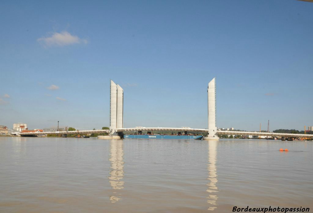 Parfois la Garonne est calme et le nouveau pont en profite pour s'y mirer.