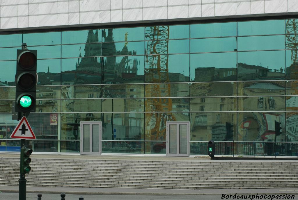 Reflets que l'on ne reverra plus : la construction de l'îlot Bonnac en face de la poste centrale laisse encore apercevoir la cathédrale et sa tour Pey-Berlan surmontée d'une Notre Dame d'Aquitaine toute dorée.