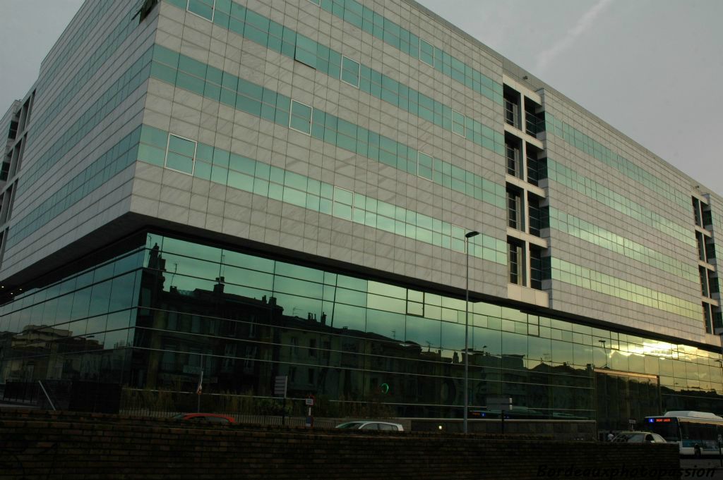 Les bâtiments de la rue Georges Bonnac se reflètent au premier niveau de la poste centrale.