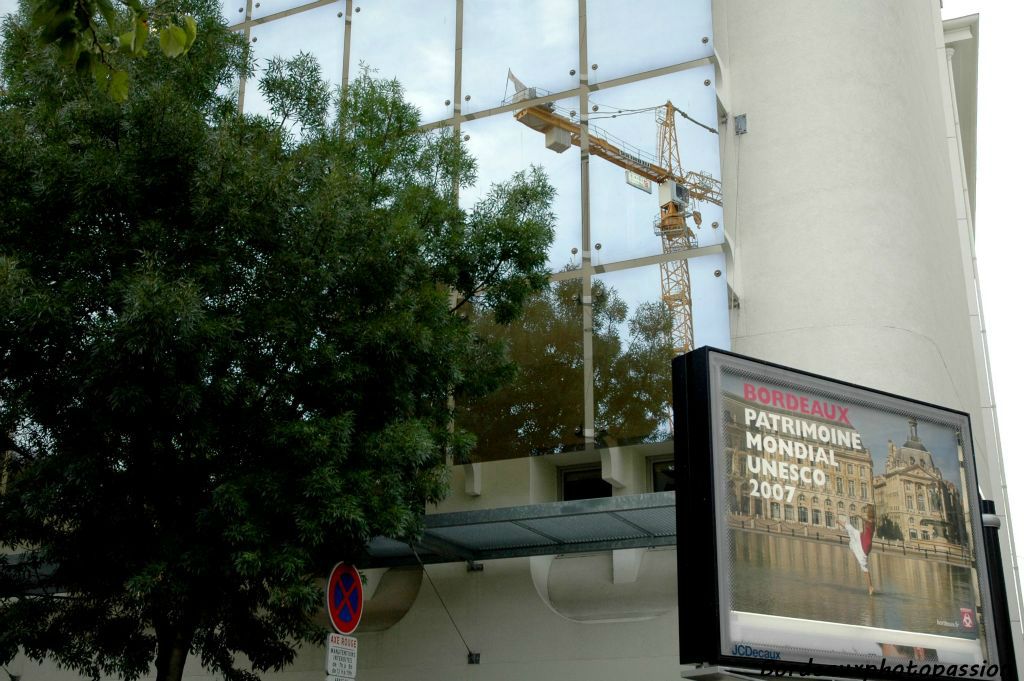 Reflet de grue toujours pour la construction de l'îlot Bonnac dans les vitres de France-Telecom.