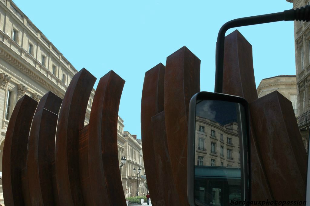 Admirer le une œuvre de Bernar Venet devant le Grand-Théâtre ne vous empêche pas de voir passer dans votre dos le tramway devant le Régent.