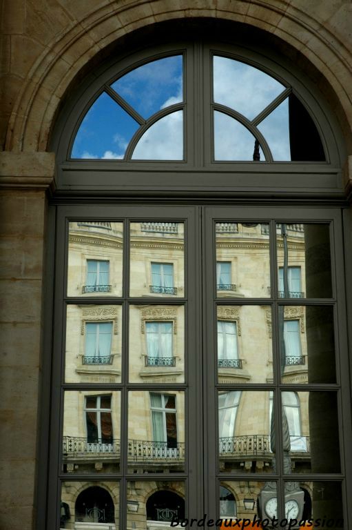 Dans les fenêtres du Grand-Théâtre.